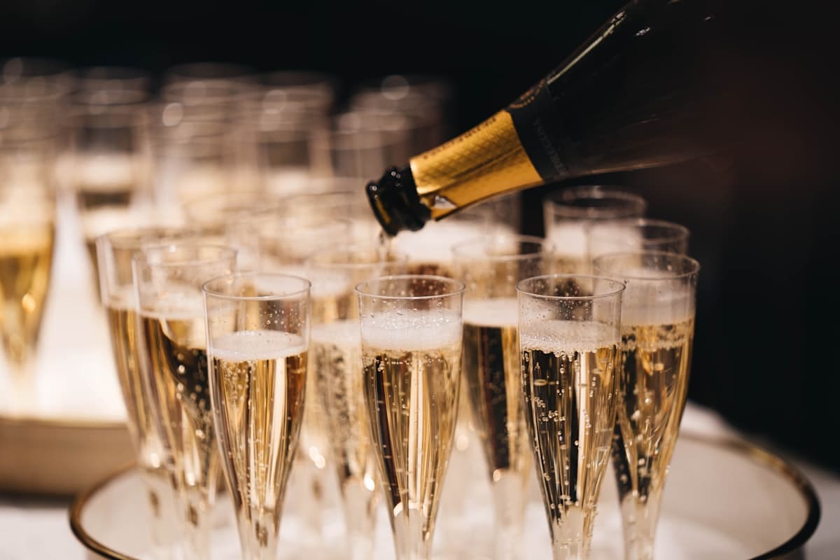 O brinde que abre a festa — taças alinhadas, esperando o primeiro gole.