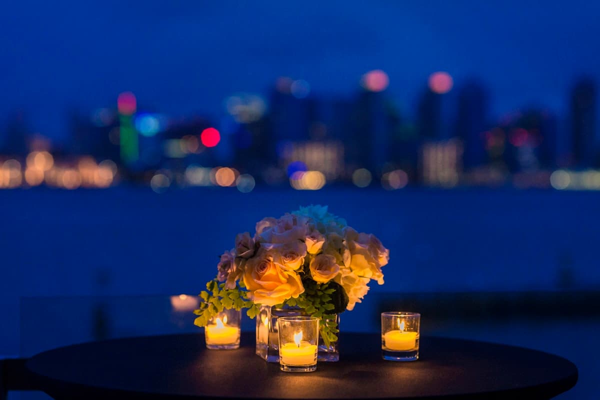 Arranjo floral com velas — o detalhe que fecha a decoração da mesa.
