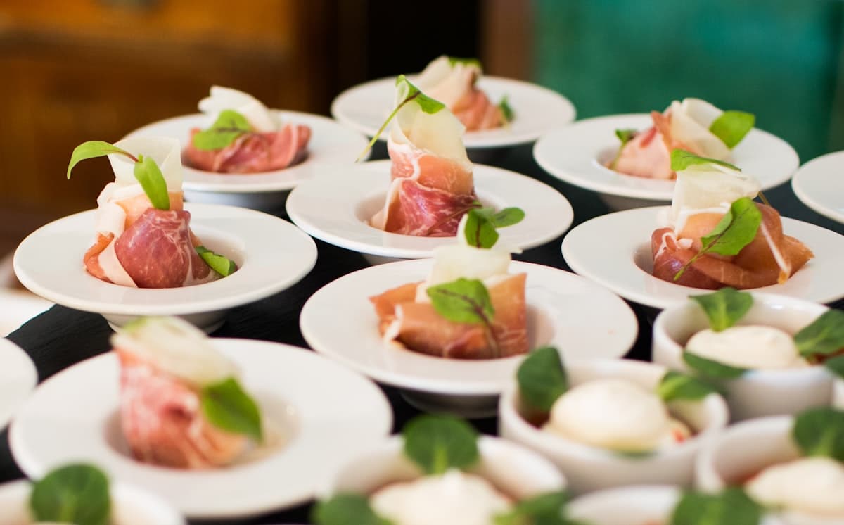 Buffet de entrada: canapés servidos individualmente, prontos para circular entre os convidados.