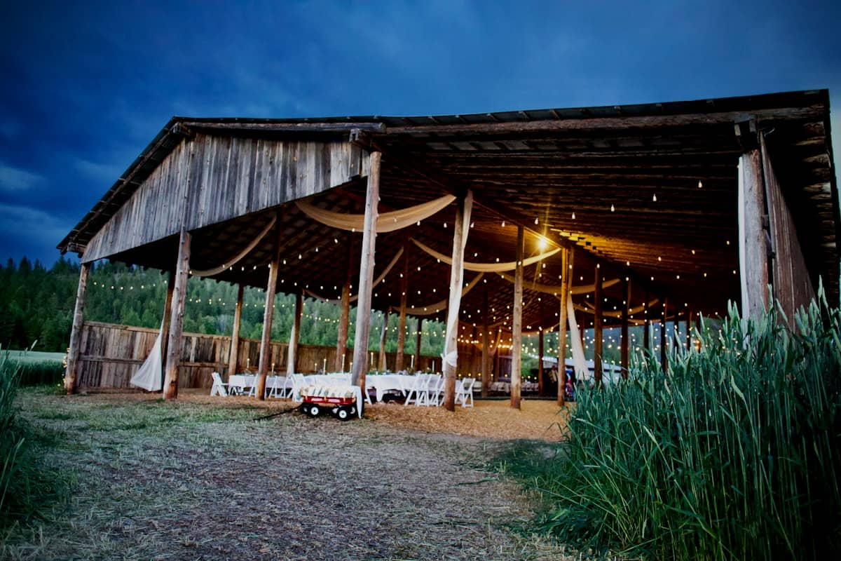 Espaço de festa iluminado ao entardecer, pronto para receber os convidados.